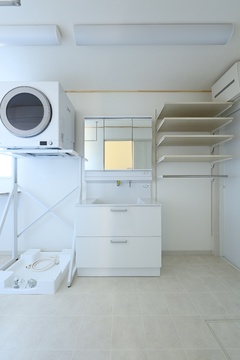 吊り下げ式の洗濯機と広々としたシンク付きのランドリールーム。収納棚が付いており、効率的な家事が可能。【REIWA HOUSE（令和ハウス）】
