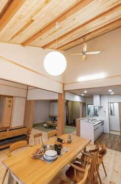 ダイニングはキッチンの横並びに設けてあり、配膳や片付けがスムーズにできる【住まいるコーポレーション】