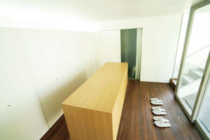 「開放感があっていい」とSさんお気に入りのエントランス。中央のチェストはシューズボックス、壁は一面クローゼットに