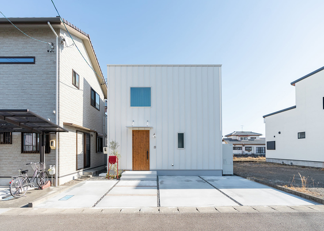 無駄を削ぎ落としたキューブ型の外観デザイン。北面道路側はできるだけ窓を少なくしてプライバシーを確保し、開けた南面からたっぷりの光と風を招き入れる