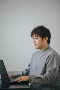デザイナー：星原真彦