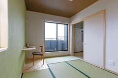 1階の和室は客間や家族のくつろぎ空間などとして多目的に活躍。LDKとは距離を置いて配置したことで、離れのように落ち着いた雰囲気に。床柱には縁起の良い槐（エンジュ＝延寿）を採用【住まいるコーポレーション】