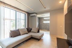天井埋め込みの２本のスリット照明が、LDKに広がりをもたせ、空間を引き締める。