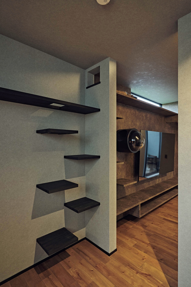 リビングに隣接した子ども部屋は7畳の広さで、当面はドアを設けずLDKとのつながりを重視。子ども部屋にもリビングから通じるキャットウォークがあり、猫たちが自由自在に室内を移動できる