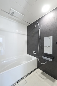 モダンなデザインのバスルーム。落ち着いた色調が心地よい空間を演出している【REIWA HOUSE（令和ハウス）】