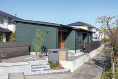 外観はガルバリウム鋼板の横葺きで、長い面もつなぎ目がないよう一枚板で仕上げてもらった。玄関回りのレッドシダーがアクセント。屋根には13.5kWもの太陽光パネルが搭載された