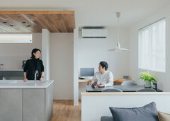 ダイニングとキッチンは横並び。すぐ横に家族がいるという安らぎを感じさせる心地よい距離感だ
