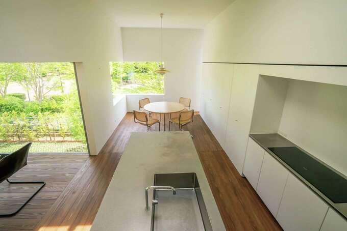 キッチンの造作は、実家を参考にシンクとワークトップが背中合わせになるセパレートタイプに。IHクッキングヒーターは、ドイツのミーレ社製