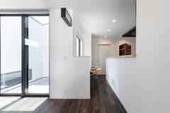 窓から差し込む自然光。リビングからもキッチンからも中庭が見渡せます。【PG HOUSE（ピージーハウス）】