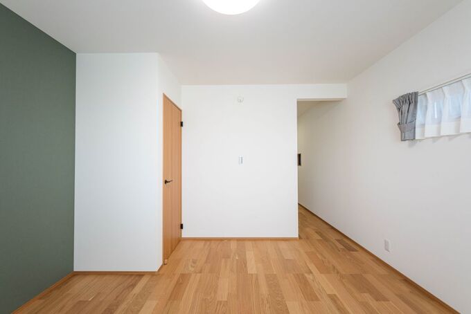 家づくりの中でも、寝室は特にこだわりたい空間の一つでもあります。
あえて、寝室レイアウトがしやすいようにシンプルにまとめました。
生活スタイルに合った理想のリラックス空間になりそうです。