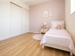 やわらかなピンクのアクセントクロスが印象的な、やさしい雰囲気の子ども部屋。
明るい木目の床と白を基調にまとめた、清潔感のある可愛らしい仕上がり。【小野田産業～designers house project～】