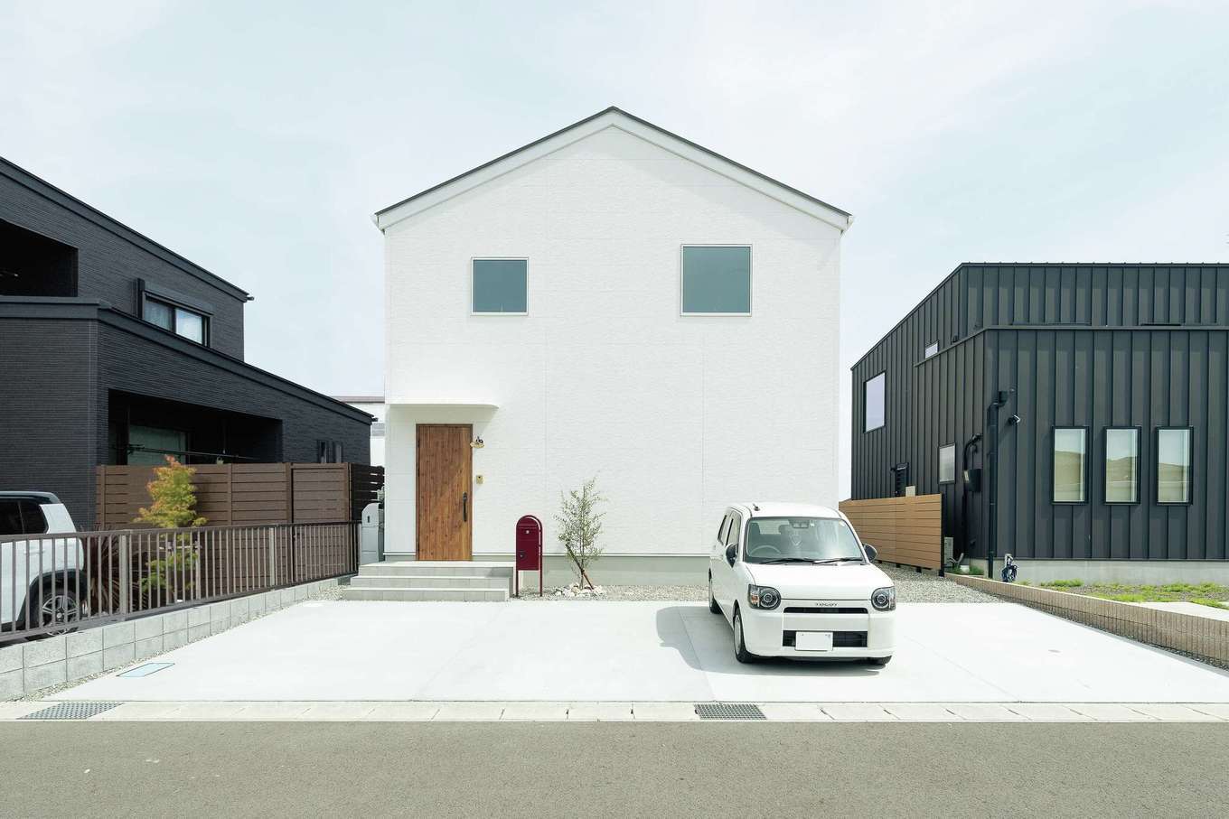 HAPPY HOUSE（山田工務店）｜外観は奥さま憧れの三角屋根。通りから見える面は凹凸がないよう、すっきりとまとめられた