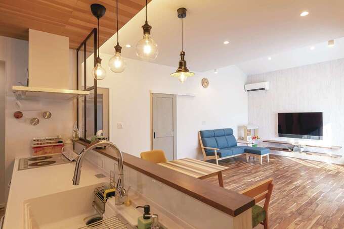 子どもがどこにいても見える位置にキッチンをしつらえ、奥さまも安心して料理できる