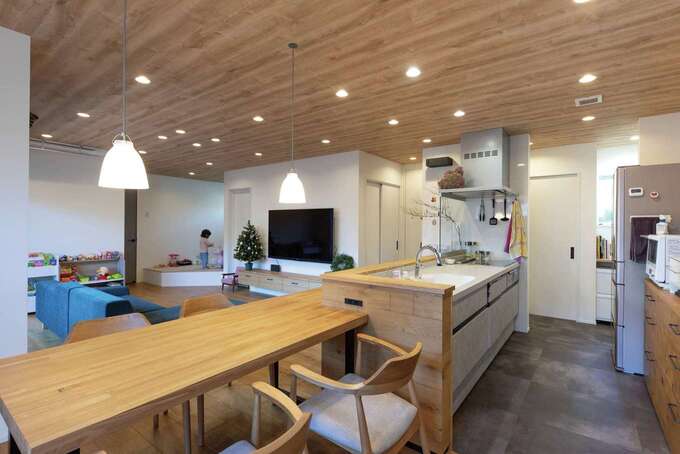 キッチンに立てば玄関まで見通せ、安心して子育てができる。テレビ背後には通り抜け可能なファミリークローゼットを配置。キッチン奥のパントリー、カウンターとともに、スムーズな動線が家事の負担を軽減する