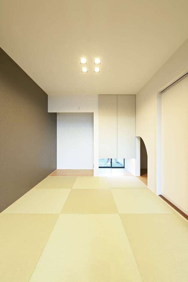 多用途に使える和室。収納をRにくりぬいて遊び心を演出