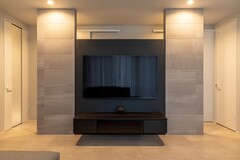 TVボードは壁にアクセントをつけ、リビングのオブジェとしてデザイン。また、水回りとLDKを仕切る役割も果たしている。【栃木ハウス】