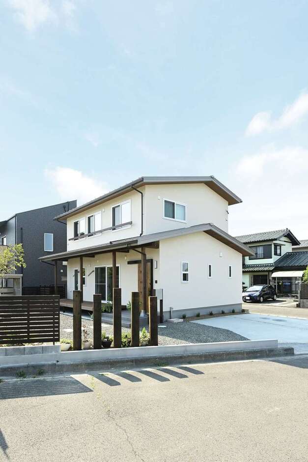 外構まで『ワイズホーム』が手掛け、外観と調和したビジュアルに。深い軒が夏の日差しを遮り、冷房効率もアップ