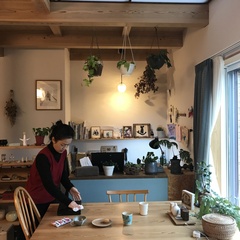 LDKの一角に設けたワークスペースは、テレワークや趣味、読書など、自分時間を楽しめる小さな特等席。家族の気配を感じながら集中できる距離感が魅力です。【アクトホーム】