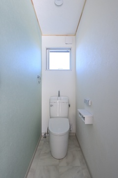 シンプルで清潔感のあるトイレ空間。小窓から自然光が入り、快適なプライベートスペースを提供する。【REIWA HOUSE（令和ハウス）】