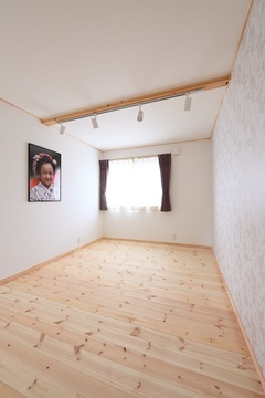 シンプルなデザインが心地よい居室。しっかりとした木目の床材が部屋全体に温かみを与えている。【REIWA HOUSE（令和ハウス）】