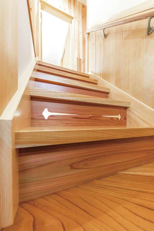 階段には光を透かす遊び心も