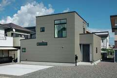 旗竿地に建つS邸。外観は濃いめのグレーでスタイリッシュにデザインされ、隣家との視線が気にならないように窓も計画的に配置している【 ソラマド浜松】