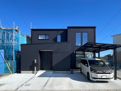 モダンなデザインが際立つ建物の外観。黒を基調としたシックな佇まいで、シンプルながらも存在感のあるファサードが魅力的である。【Custom House（カスタムハウス）】