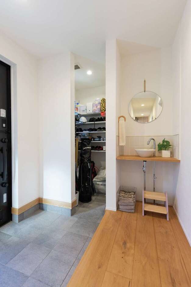 玄関には利便性に優れるシューズクローク。衛生面に配慮し、“ただいま手洗い”を設置した