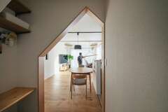 ヌックは奥さまの手づくりやパソコンスペースとして活躍。カウンター前の壁はマグネットがつくようになっている