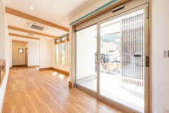 大きな窓からたっぷりと光が差し込む入口は、訪れる人をやさしく迎え入れる開放的な空間になりました。
木のぬくもりと自然光が調和し、あたたかみのある雰囲気に。【丸宗建設】