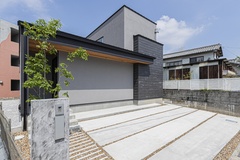 モダンなデザインの外観が魅力的な住宅。シンプルなラインとシックな色合いが、街並みと調和しながらも個性を放っている。【ARRCH アーチ】