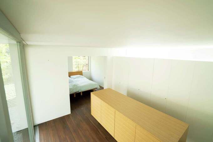 エントランスに隣接してコンパクトな寝室を設えた