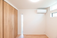 明るい光が差し込むシンプルな子供部屋。
