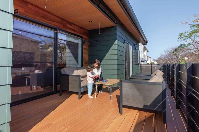 通りから視線が届かないので、リラックスした時間を過ごせる。春には小川沿いの桜並木が満開に