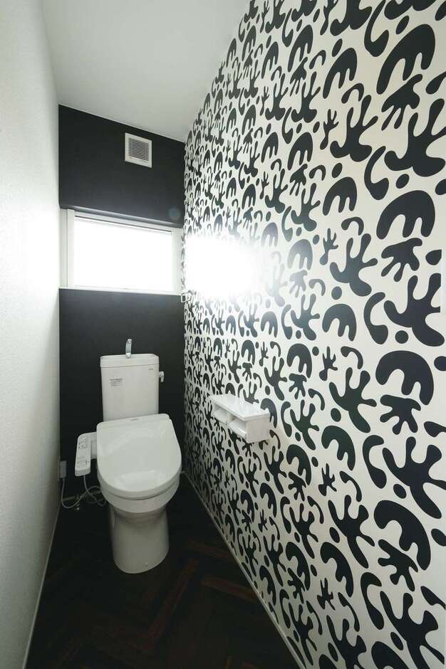 2階のトイレはプライベート空間なので、クロスで遊んで思い切り個性的に演出