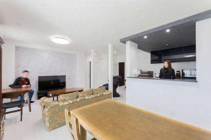 キッチンからは、室内と庭の風景を見渡せる。広い空間であってもお互いの様子が自然と目に入るので、会話も弾む