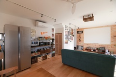 広々とした空間にゆったりとしたソファが配置されたリビングダイニング。家族や友人とくつろげるスペースを確保している。