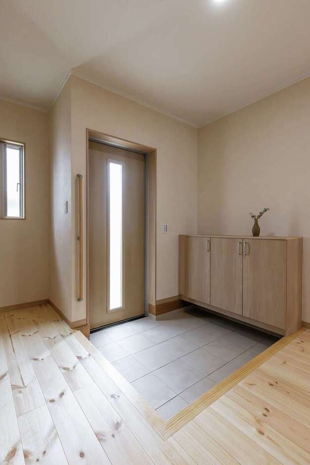 玄関には必要最小限の収納を確保。その分、玄関ホールをL字型に広くとり、トイレや水回り、LDKへの移動がしやすいように配慮した