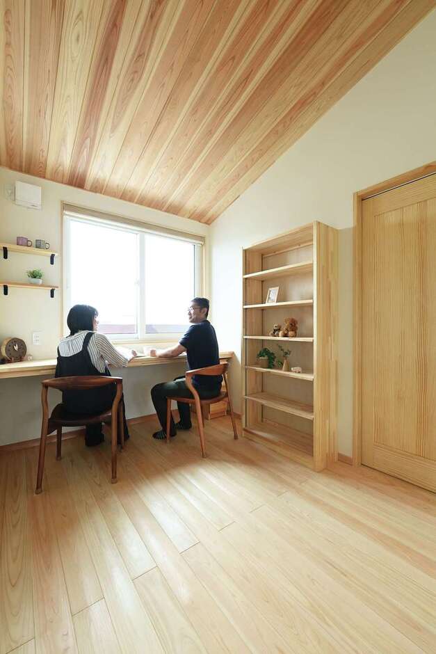 2階のホールにはフリースペースを。勾配天井を活かした開放的な空間