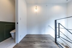 アイアン手摺りとゆとりのある階段ホールは、それだけでフォトジェニック【OWN RESORT HOME（オウンリゾートホーム）】
