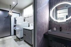 洗面のミラーには、タッチすると3色に切り替わるリング照明を採用【工藤建設】