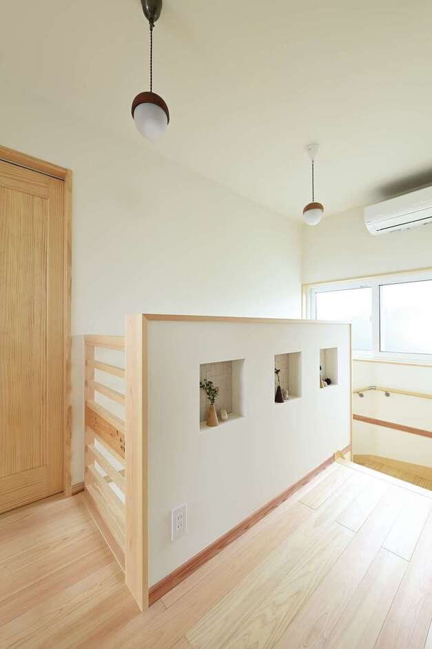 1階、2階ともに、各部屋の仕切りが少ない開放的な間取り。この空間設計とZEH認定の高い住宅性能が光熱費削減を叶えている。エアコンは最も効果的な場所に1台のみ設置し、冬は床暖房の温もりを、夏はエアコンの冷気を届ける。階段室を介して家中が快適な温度に
