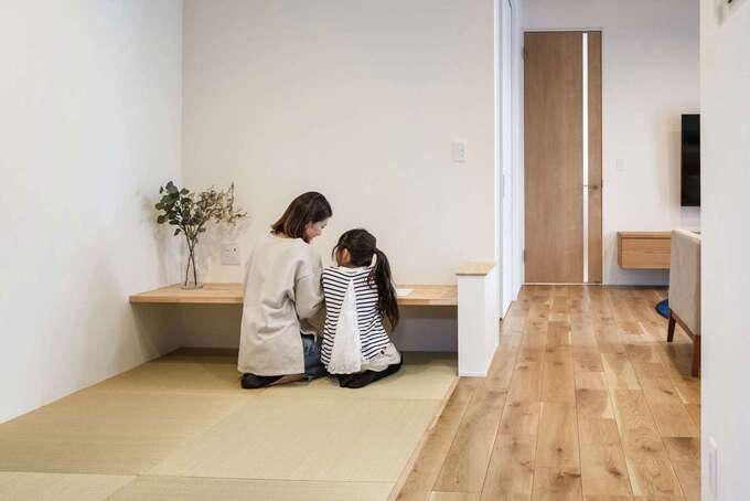リビング横の畳コーナー。造作カウンターが設けてあり、子どものスタディコーナーとしても活躍