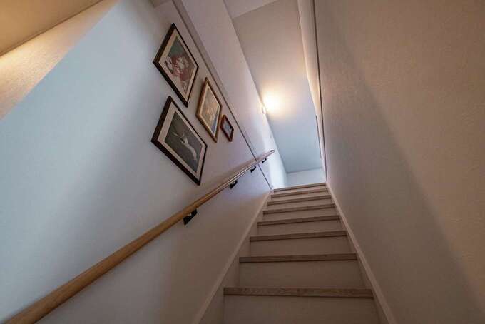 階段で上がるロフトは5畳。季節ものや大型の荷物などを収納している。近所に住む孫たちも、毎日やって来てはこの「秘密基地」で遊んでいるという