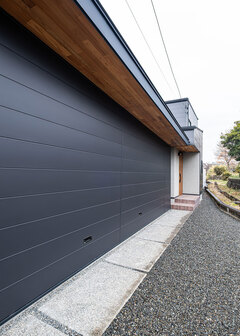 軒がついた長い玄関アプローチ【R＋house御殿場（岳南建設）】