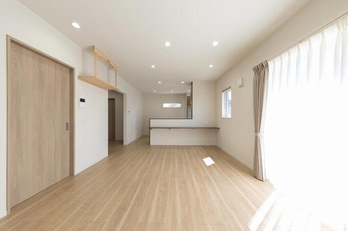 南向きのLDKには大きな窓を設け、たっぷりと自然光が差し込む明るい空間に。
晴天の日中は照明いらずで、心地よい日を過ごせます。