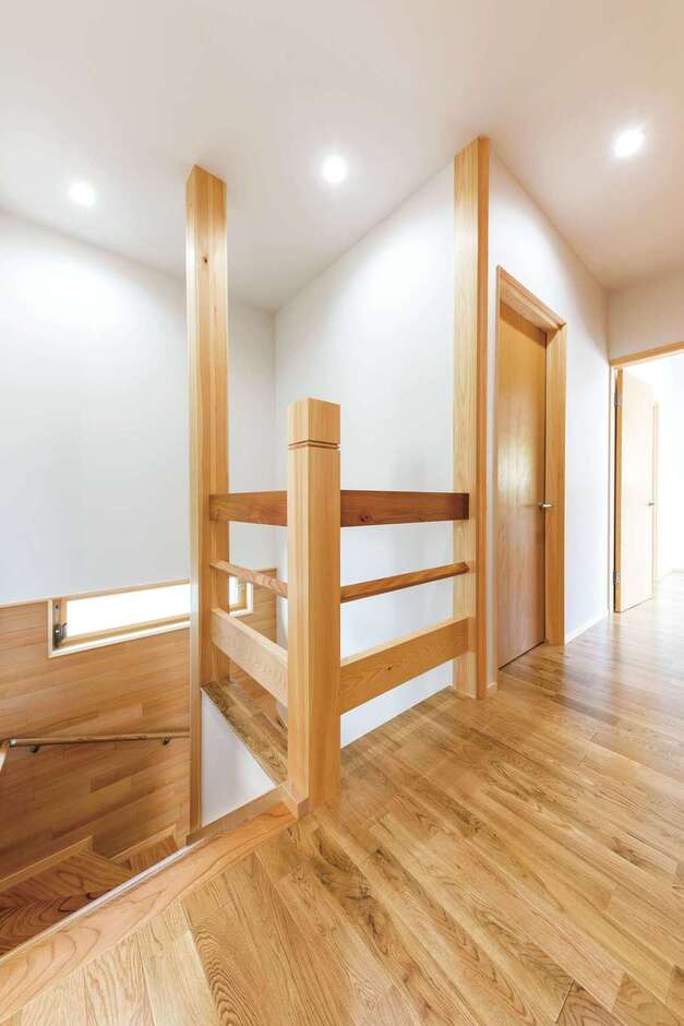 手すりの親柱にはノミで刻まれた意匠も