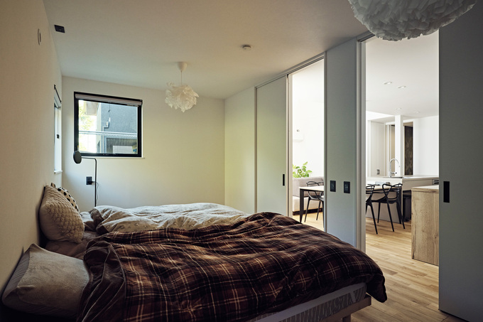 キッチンの横に設けた子ども部屋は、現在家族の寝室として利用。子どもが大きくなったら壁で仕切って２部屋にすることもできる