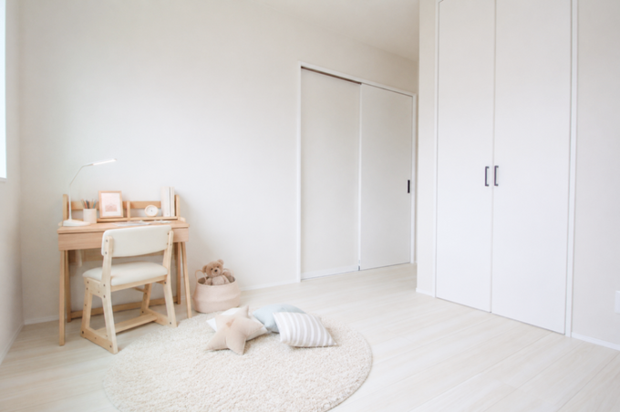 明るい木目の床と白で統一された壁・建具が、お部屋全体を広く、爽やかに見せてくれる子ども部屋。優しく温かみのある雰囲気を演出し、お子様の成長を優しく見守る心地よい空間。