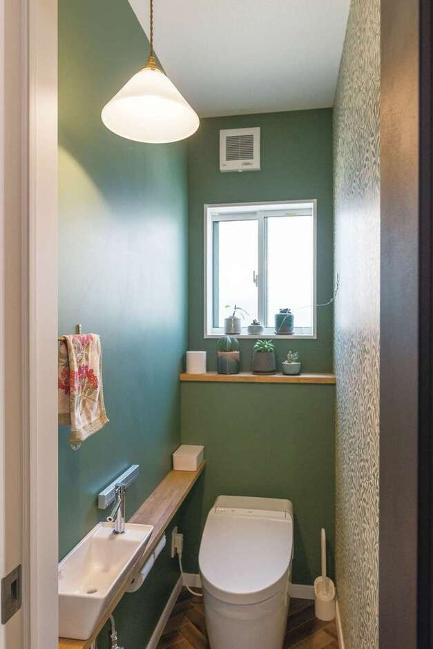 グリーンと柄を組み合わせたトイレのクロス使いにも、奥さまのセンスが光る